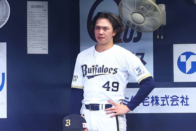 ベンチで悔しそうな表情の片山