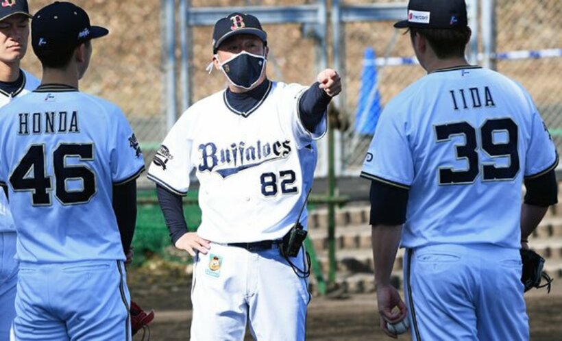  投手陣にアドバイスを送る入来コーチ（中）