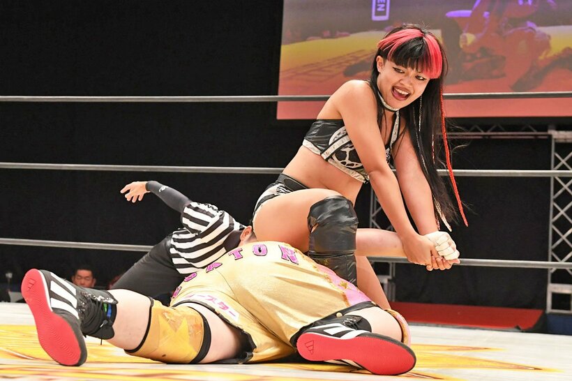 最終公式戦でメガトン(下)に勝利し、ＧＰ準々決勝に駒を進めた瀬戸レア