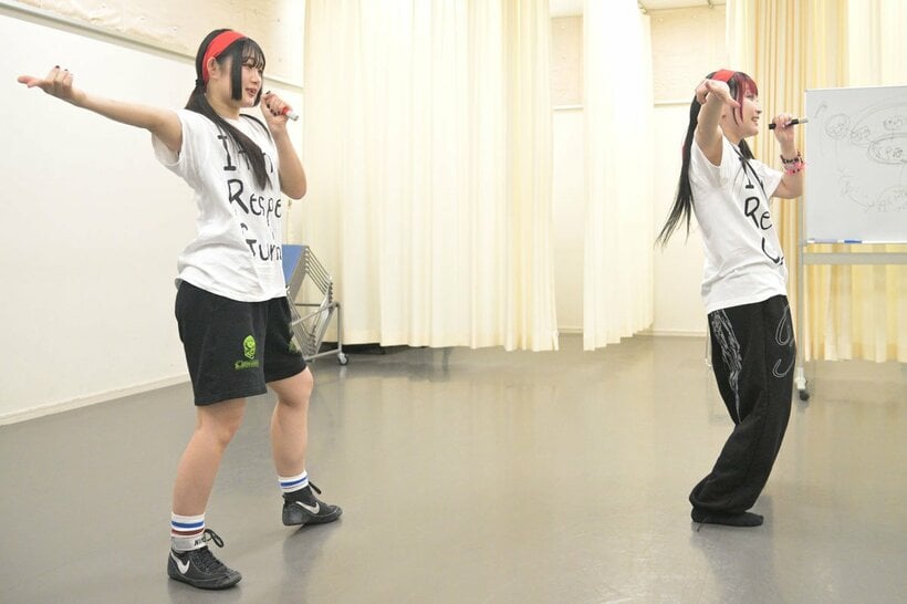 古沢稀杏（左）にダンスを指導する伊藤麻希