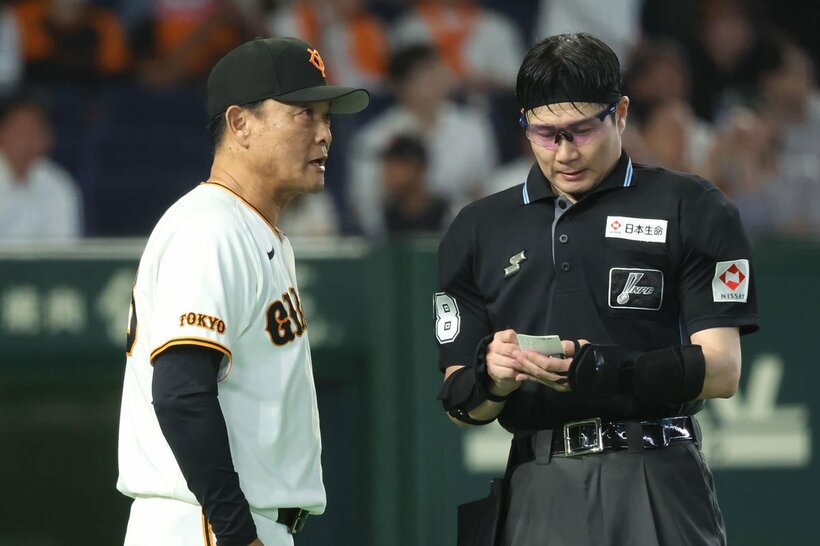 交流戦序盤はパ・リーグと互角の戦いを見せている巨人・橋上監督代行(左)