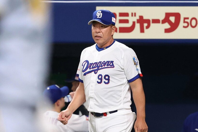 反撃のチャンスをうかがう中日・井上監督