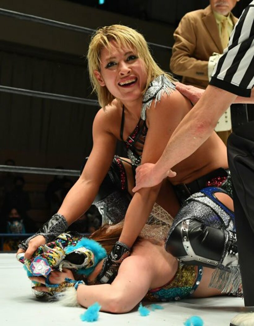  スターライト・キッド(下)のマスクをはがすジュリア