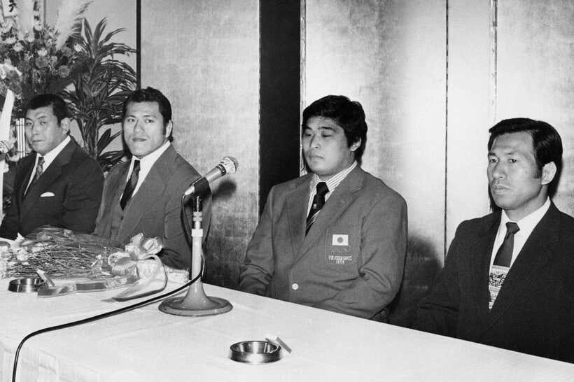 入団会見で（左から）坂口征二、アントニオ猪木、谷津嘉章、福田富昭氏（提供写真）