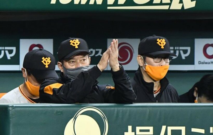  巨人・原監督（手前左）と元木ヘッド