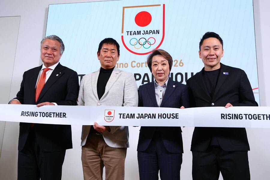 橋本聖子氏（右から２人目）らがミラノ・ジャパンハウスのテープカットを行った