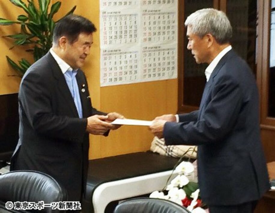 遠藤五輪担当相（左）に要望書を提出する大仁会長