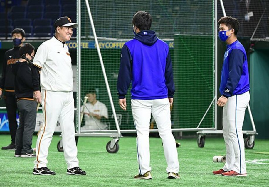試合前、巨人・原監督にあいさつする田中俊(右)