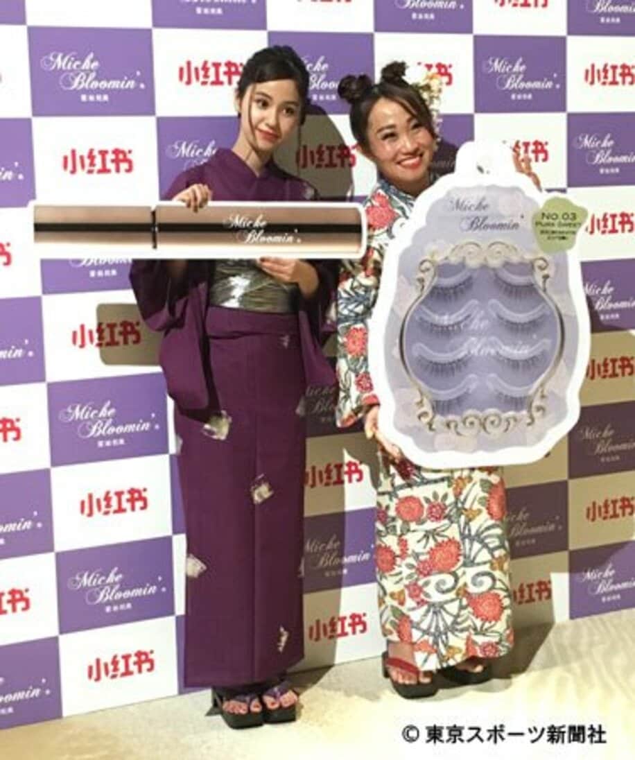  浴衣でイベントに参加した姫野佐和子（左）とキンタロー。