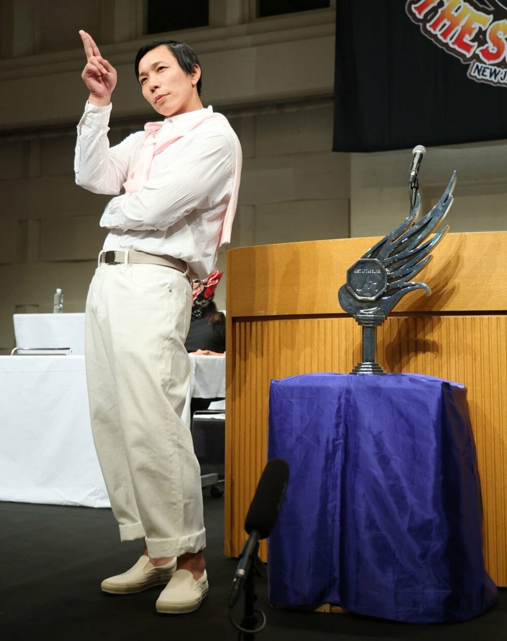 石田純一スタイルで会見に登場したYOH