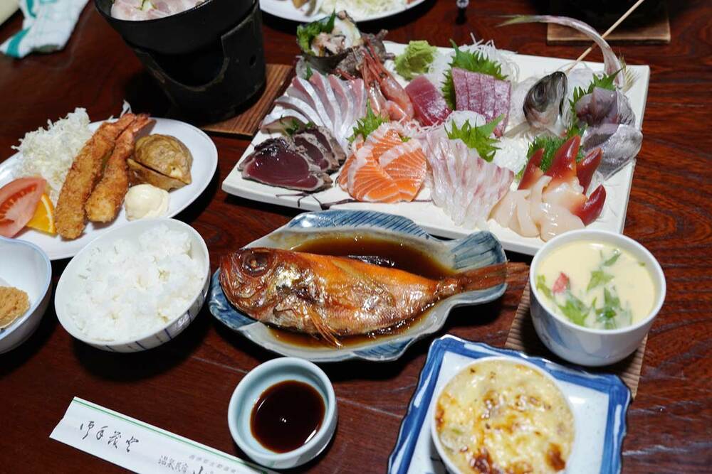 金目鯛の煮つけに獲れたての刺し身。食べきれないほどのボリュームだ(刺し身は2人前)