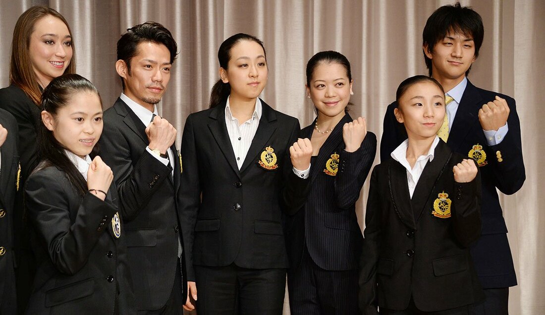 同じ記念撮影に納まる鈴木明子さん(左から５人目)と木原龍一(右端＝2013年)