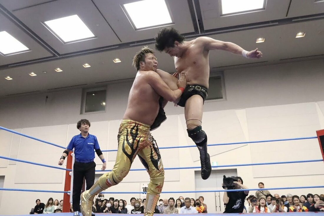 宮原健斗(左)にジャンピングニーを叩き込む安齊勇馬