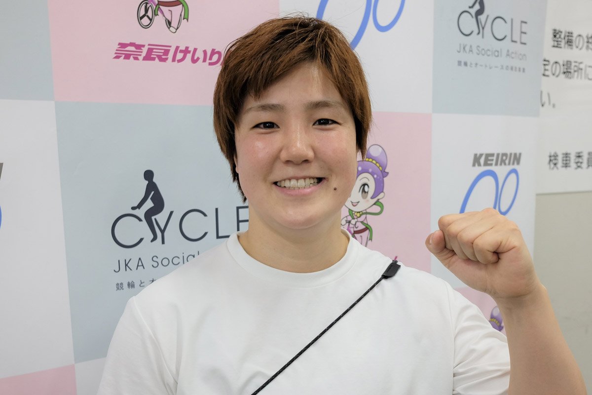 本物 直筆 サイン入り Tシャツ 小林莉子 競輪 スポーツ選手 女子競輪 選手 奈良競輪】衰え知らずの一期生 小林莉子「まずはGⅠを取らないと