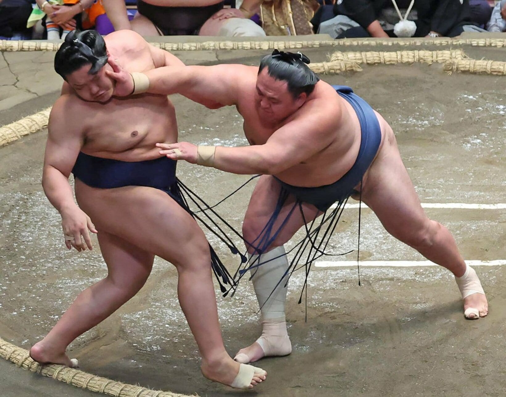 朝白龍(左)を押し出した玉鷲