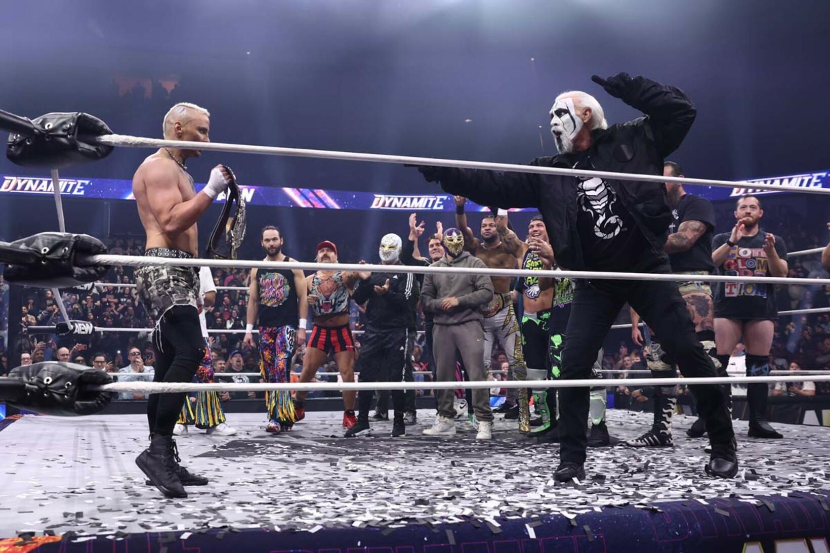 独特のポーズでアリンを指さし祝うスティング（右）©All Elite Wrestling