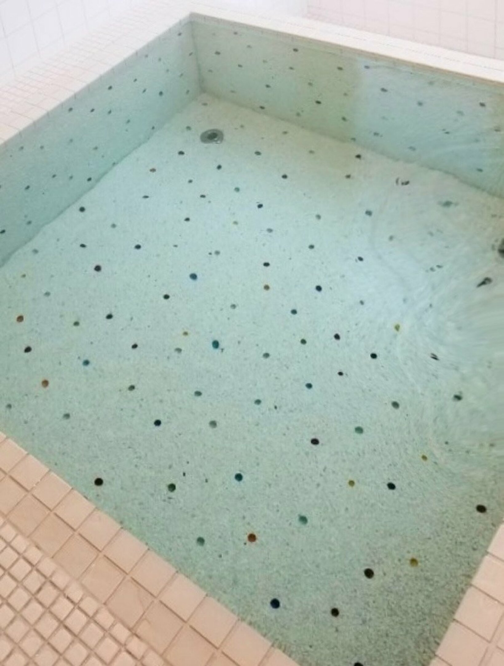 四角いお風呂はビー玉が湯船のあちこちに埋め込まれていて、とってもかわいい！