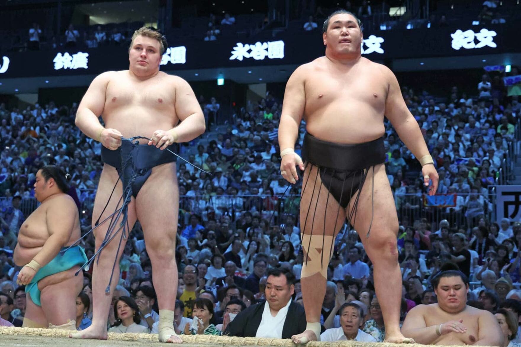 上手投げで豊昇龍（右）を破った安青錦