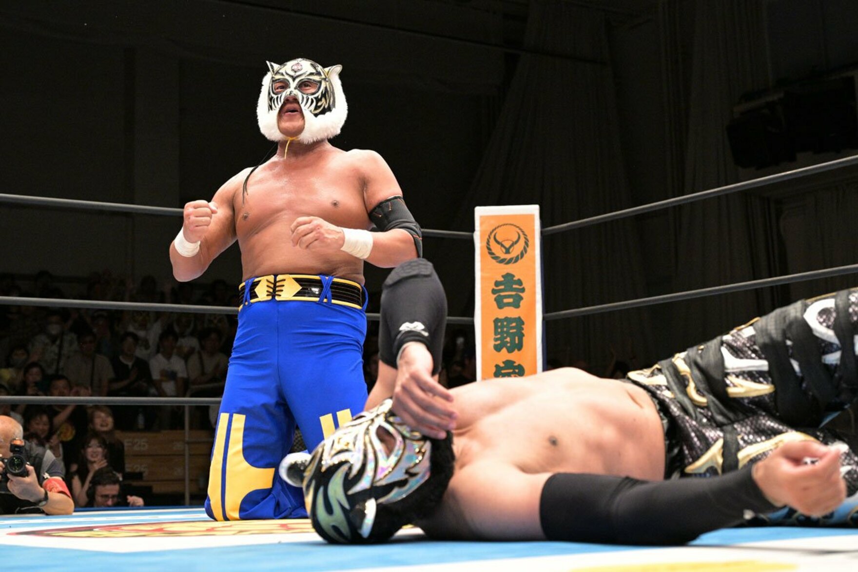ブラック・タイガーⅣ(下)から３カウントを奪い、感極まるタイガーマスク
