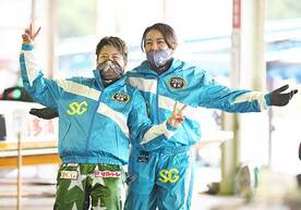  香川素子（右）とポーズをとる来田衣織