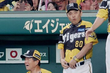 ベンチワークも冴えた阪神・岡田監督(右)