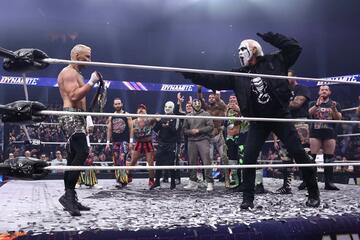 独特のポーズでアリンを指さし祝うスティング（右）©All Elite Wrestling