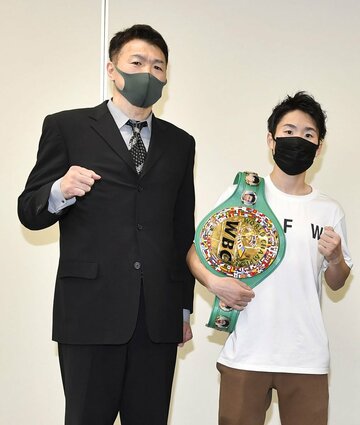  寺地永会長（左）と王者の拳四朗