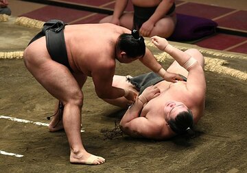  狼雅(左)に下手投げで敗れた納谷