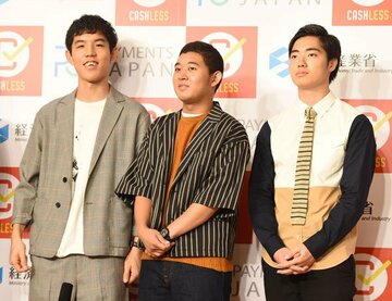  四千頭身の都築(左)、後藤(中)、石橋