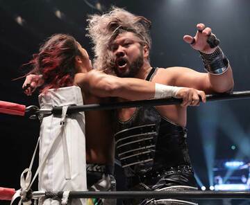  ２７日大阪城大会で高橋ヒロム（手前）を攻めるＥＶＩＬ（東スポWeb）