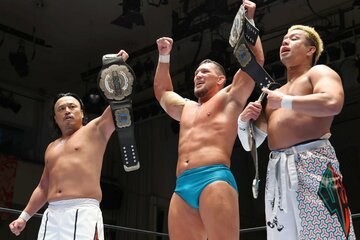 王座奪取を喜ぶ後藤洋央紀(左)、ボルチン・オレッグ(中)、YOSHIーHASHI