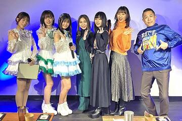 左から「ＳＵＮＮＹ」の高原つぐみ、白田美月、彩桜ななみ、演歌歌手の水城なつみ、女優の鈴木茜音、楓、東京スポーツ佐藤浩一・餃子広報