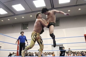 宮原健斗(左)にジャンピングニーを叩き込む安齊勇馬