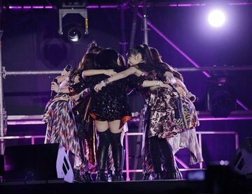  円陣を組む道重とモーニング娘のメンバー（アップフロント提供）