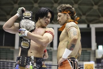ＹＯＨ（左）とロビー・イーグルス（新日本プロレス提供）
