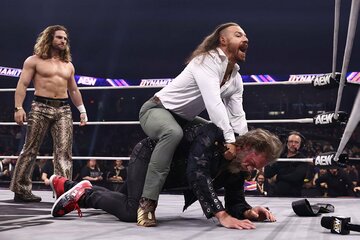 WWE殿堂者エッジことアダム・コープランド（下）をシレイリで首絞めするデイブ・フィンレー。左はクラーク・コナーズ（©All Elite Wrestling）