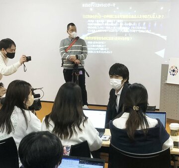  中村憲剛氏(右から２人目)が学生たちとディスカッション（東スポWeb）