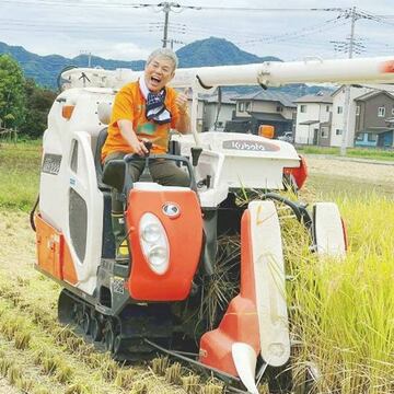 コンバインに乗り込み神取米を収穫する神取忍