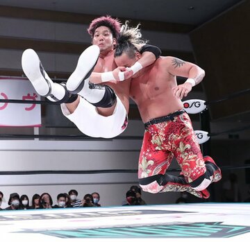  好調ぶりを見せつけた小峠(左)