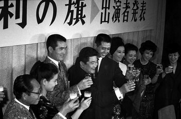  長嶋と王に挟まれておどけるフランキー堺。豪華な顔ぶれだ