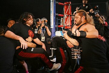 試合後もウルフアロン(左)ともみ合いになるEVIL