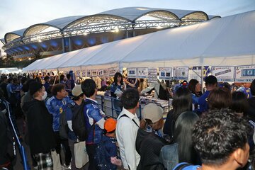 代表戦のグッズ売り場は、常に大盛況だ