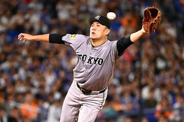 ４回、打球を捕球しようと必死に飛びつく巨人・田中将大