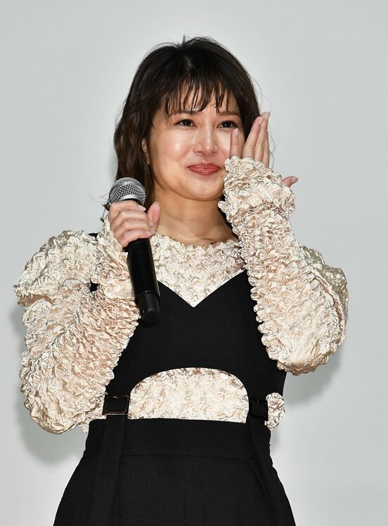  涙を抑える佐津川愛美（東スポWeb）