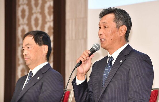 就任会見を行った飯田光男球団本部長（左）と西口文也監督