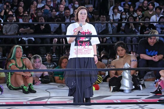 試合終了後、挨拶する新宿フェイスの小川支配人(中央)