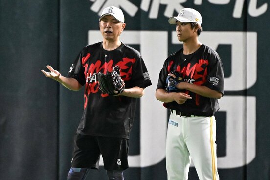 柳町達（右）と話すソフトバンク・小久保裕紀監督