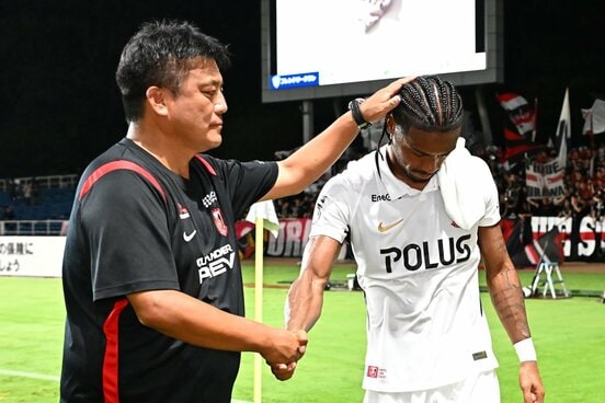 決勝ゴールを決めたオナイウ阿道(右)を労う浦和・曺貴裁監督