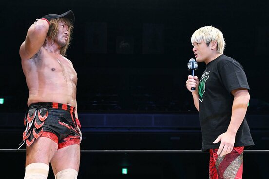 GHC初防衛を果たした内藤哲也(左)に挑戦表明した拳王