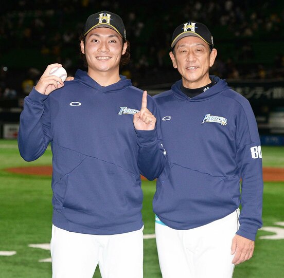  プロ初勝利の伊藤(左)は栗山監督と並んで笑顔